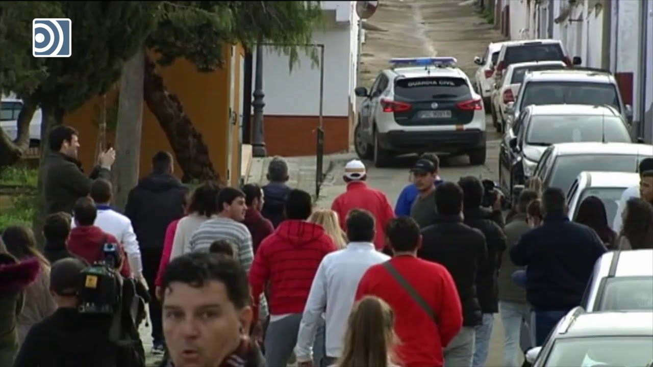 Vecinos se saltan el cordón policial para intentan linchar al asesino de Laura Luelmo