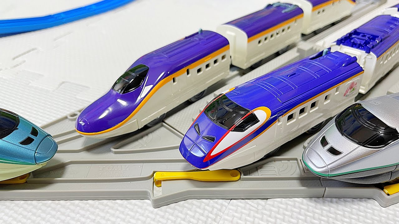 プラレール　山形新幹線を走る車両たちが大集合。立体交差やS字レールを使ったコースを走行させています。