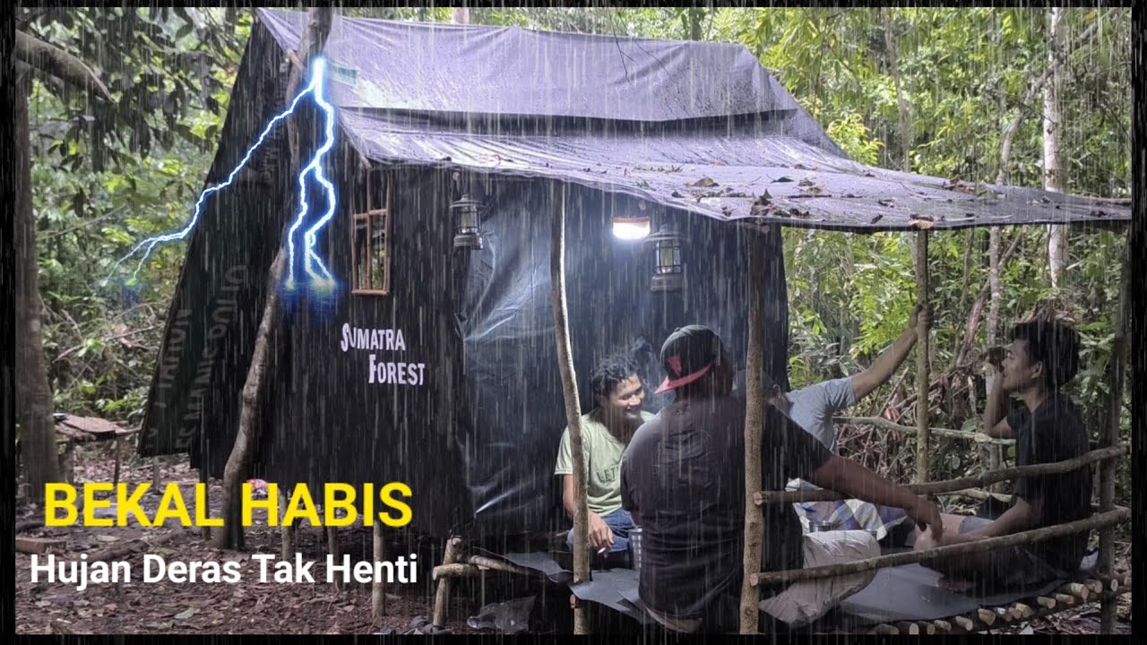 BERTAHAN HIDUP DI HUTAN SAAT HUJAN DERAS SIANG MALAM // MENCARI MAKANAN DI HUTAN // SURVIVAL SKILLS