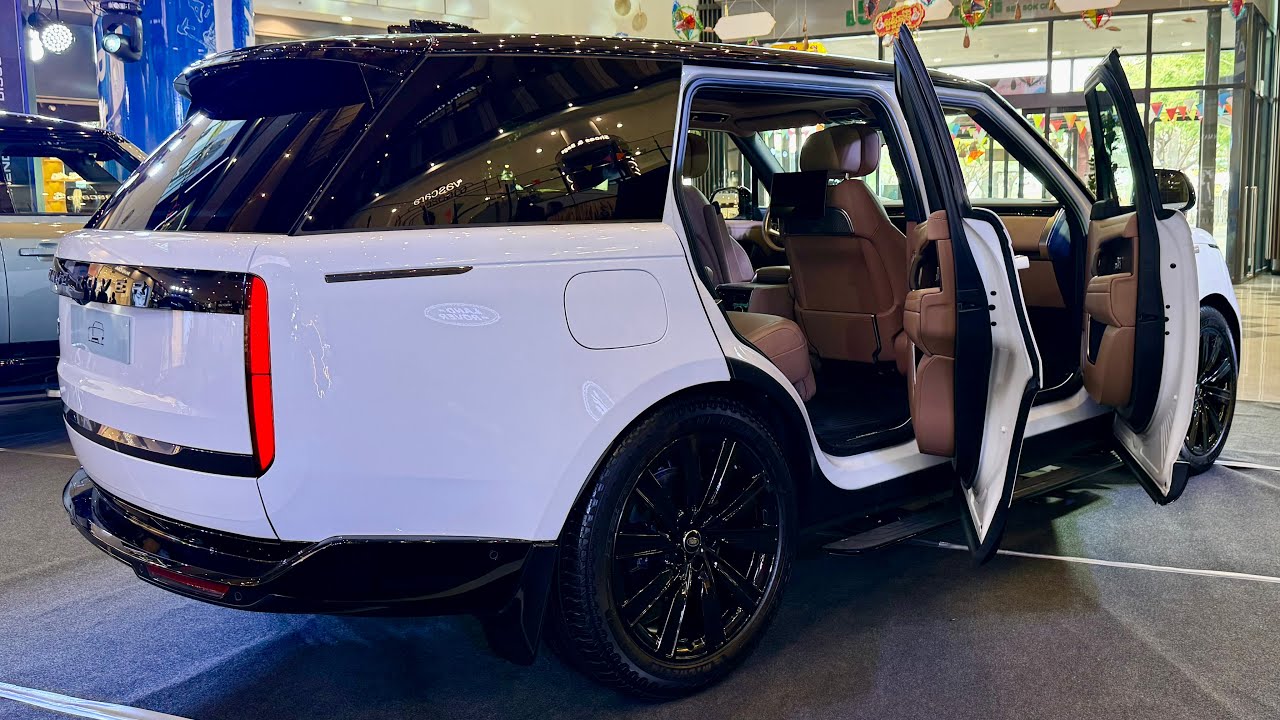 The 2025 Range Rover Autobiography Is a Rolling Palace with 7 Seats