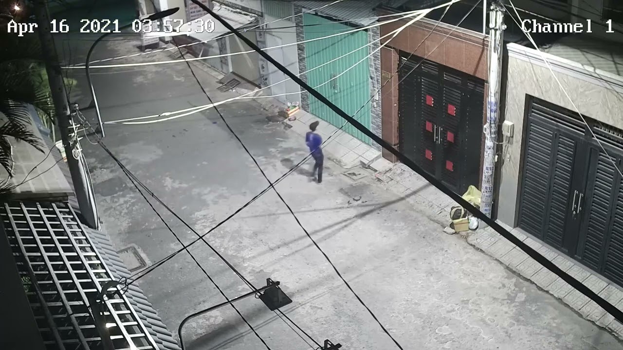Trộm đột nhập vào nhà ban đêm được camera ghi lại