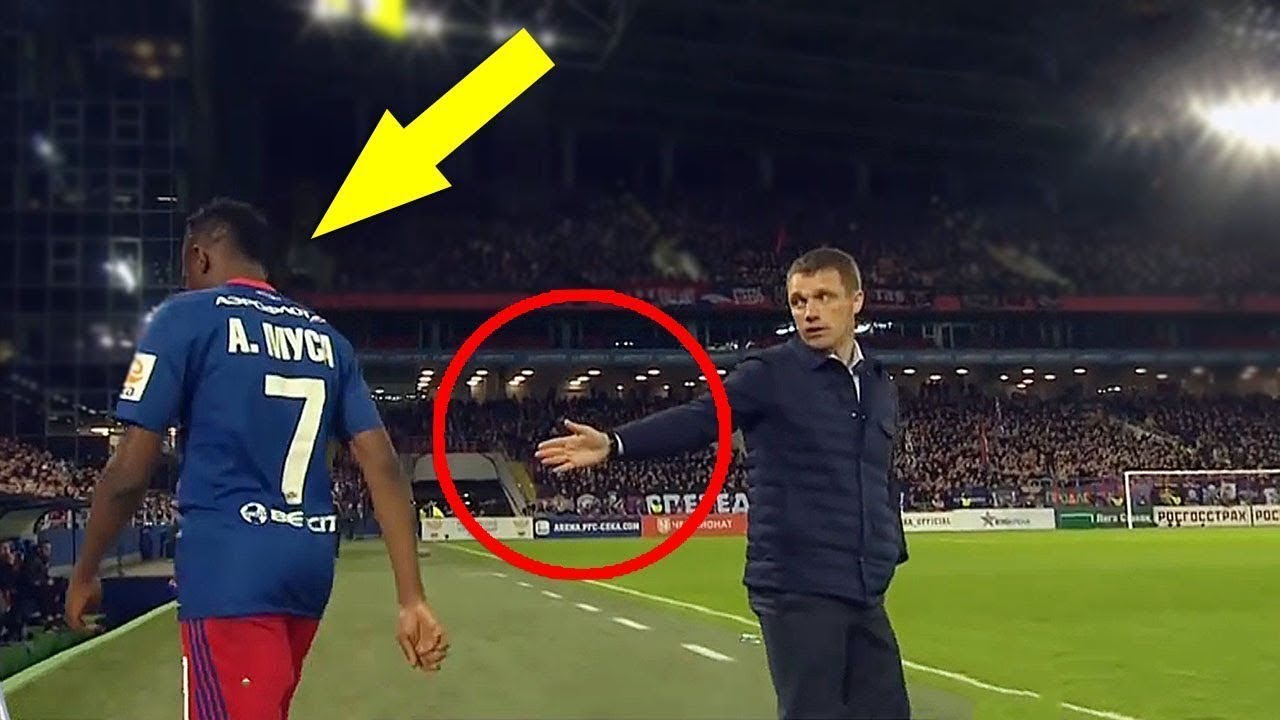 Jogadores de futebol irritados ap&oacute;s a substitui&ccedil;&atilde;o