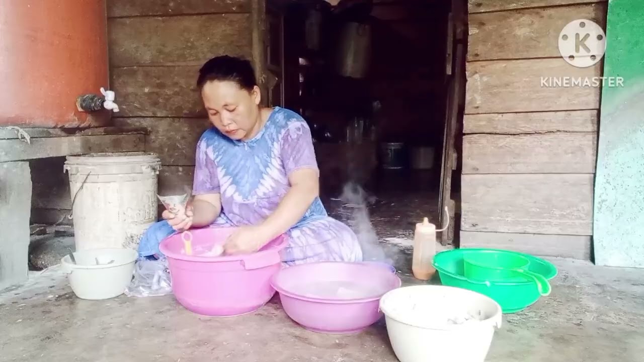 Proses Menyetak bakso tumpeng di dalam di isi dengan cabe dan daging ayam 