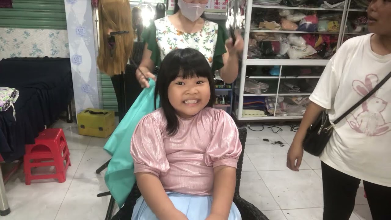 Tạo mẫu tóc theo yêu cầu của mẹ bé gái 👧 