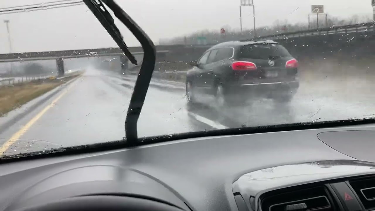 Насколько хорошо Mitsubishi Mirage ведет себя на шоссе во время дождя?