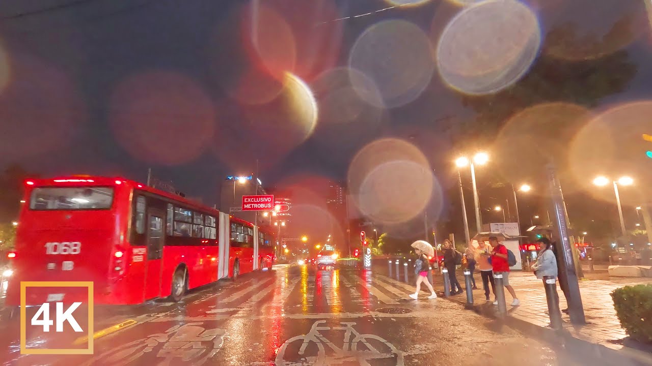 Manejando durante una noche lluviosa por la Ciudad de México.