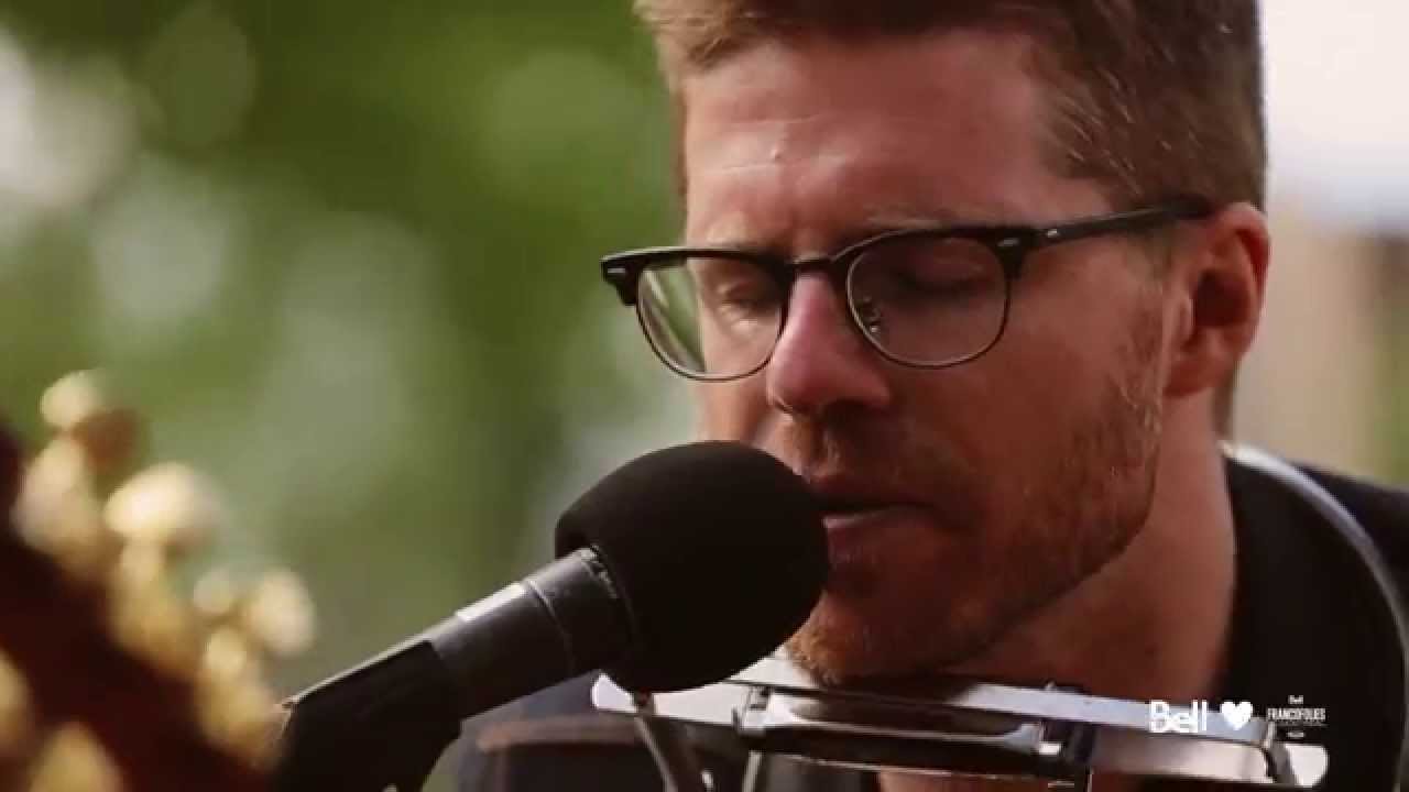 Vincent Vallières chante « L'amour c'est pas pour les peureux » sur la Place Roy