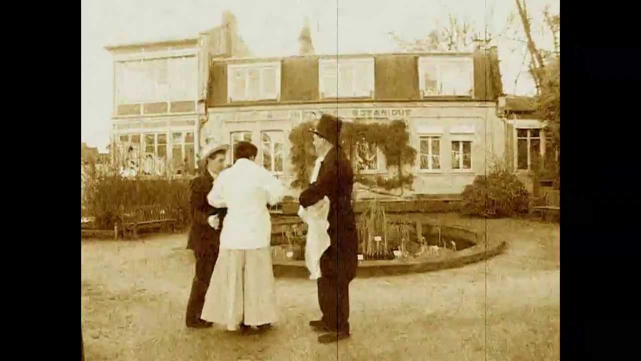 Loïe Fuller dansant dans des jardins