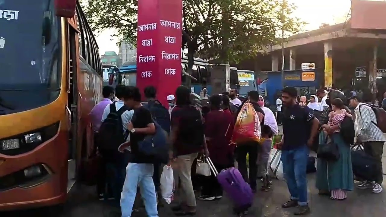 ঈদের আনন্দ ভাগাভাগি করতে মহাখালী বাস টার্মিনালে ঘরমুখো মানুষের ঢল—প্রিয়জনের টানে ফিরছে সবাই। ।।।।