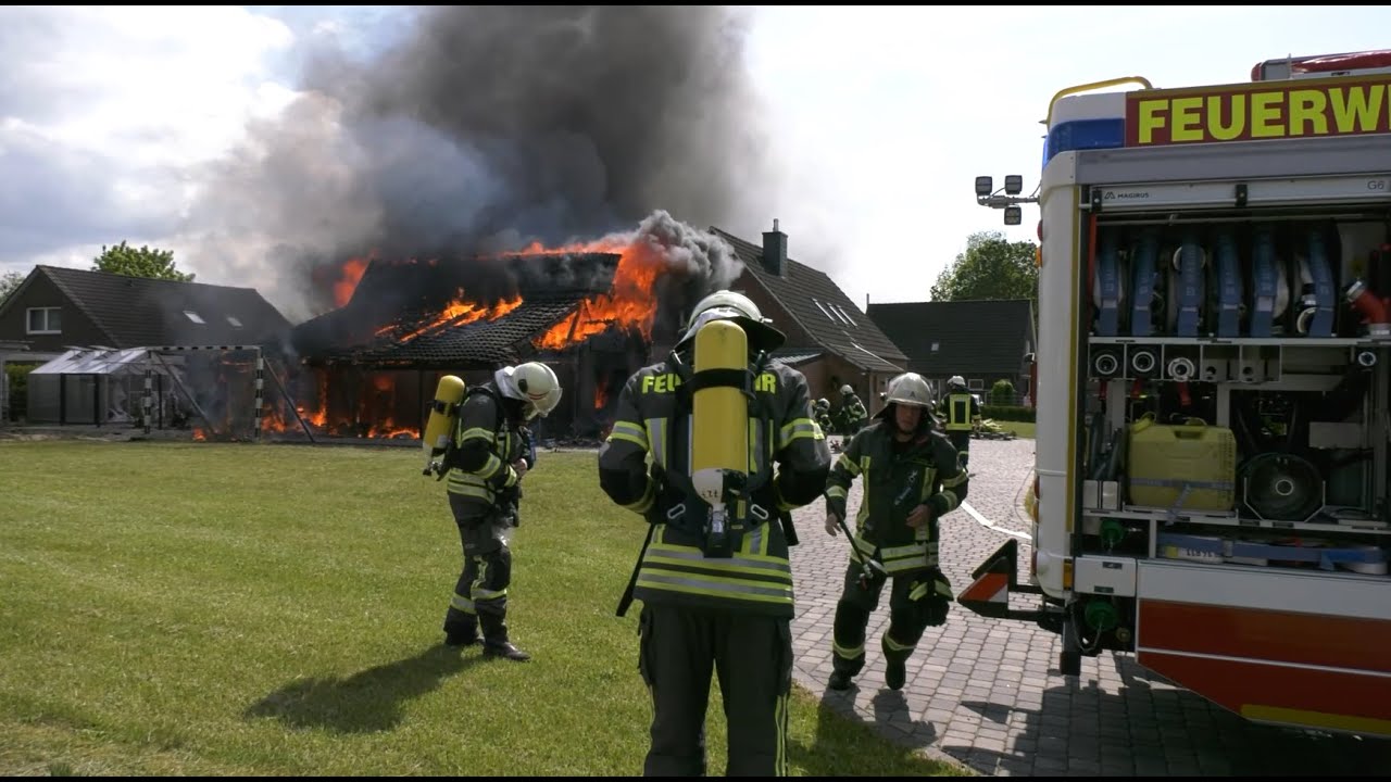GARAGE UND ANBAU BRENNEN LICHTERLOH - FEUERWEHR VERHINDERT ÜBERGREIFEN AUF WOHNGEBÄUDE