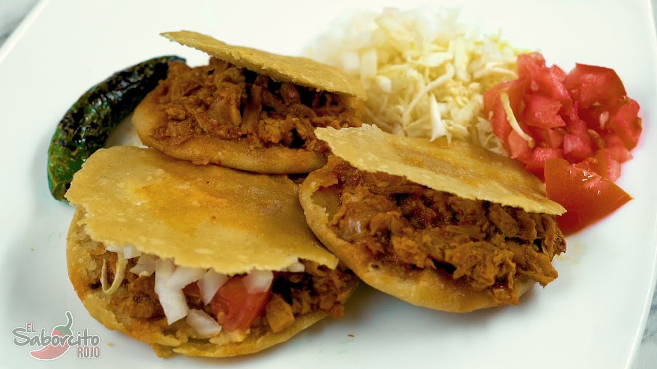 Gorditas de Maíz de Chicharrón en Salsa Roja - 