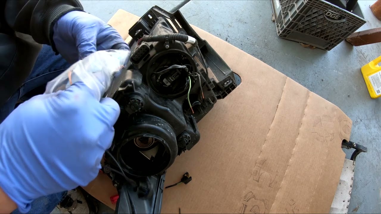 2014 cadillac srx  remove head light for replace light bulb connector.