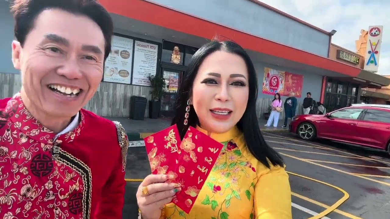Mc Quốc Thái Đốt Pháo Mùng 1 Tết Xuân Bính Ngọ Tại Thương Xá QT Miền Nam California 