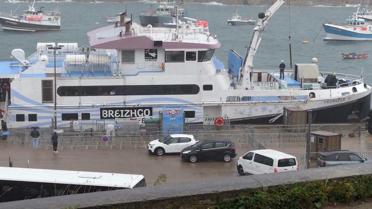 Le Fromveur II de retour d'Ouessant sous une mer houleuse au Conquet  - 09 septembre 2025 à 18h38