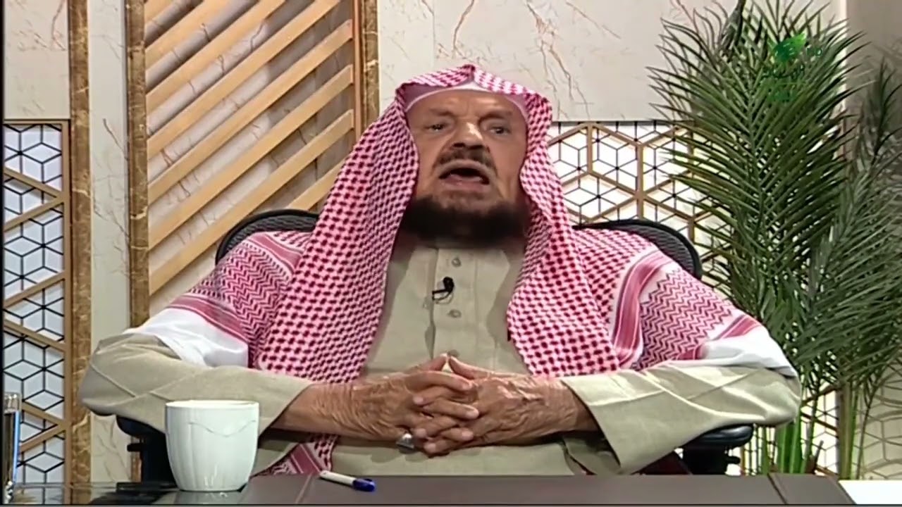 ما حكم صلاة المرأة بملابس الرجال خاصة 