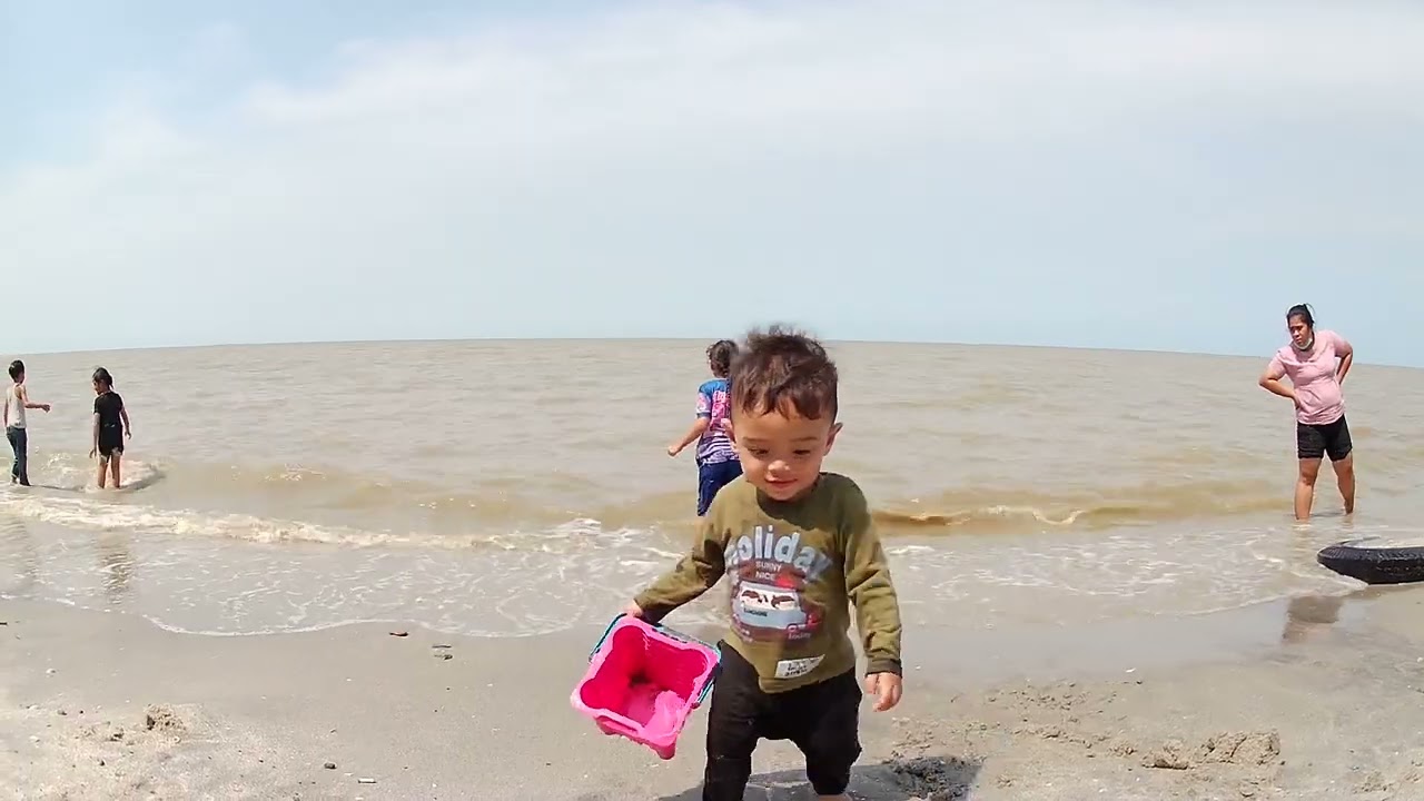 KAKAK LARA DAN ADEK OSHI MAEN PANTAI PART 2