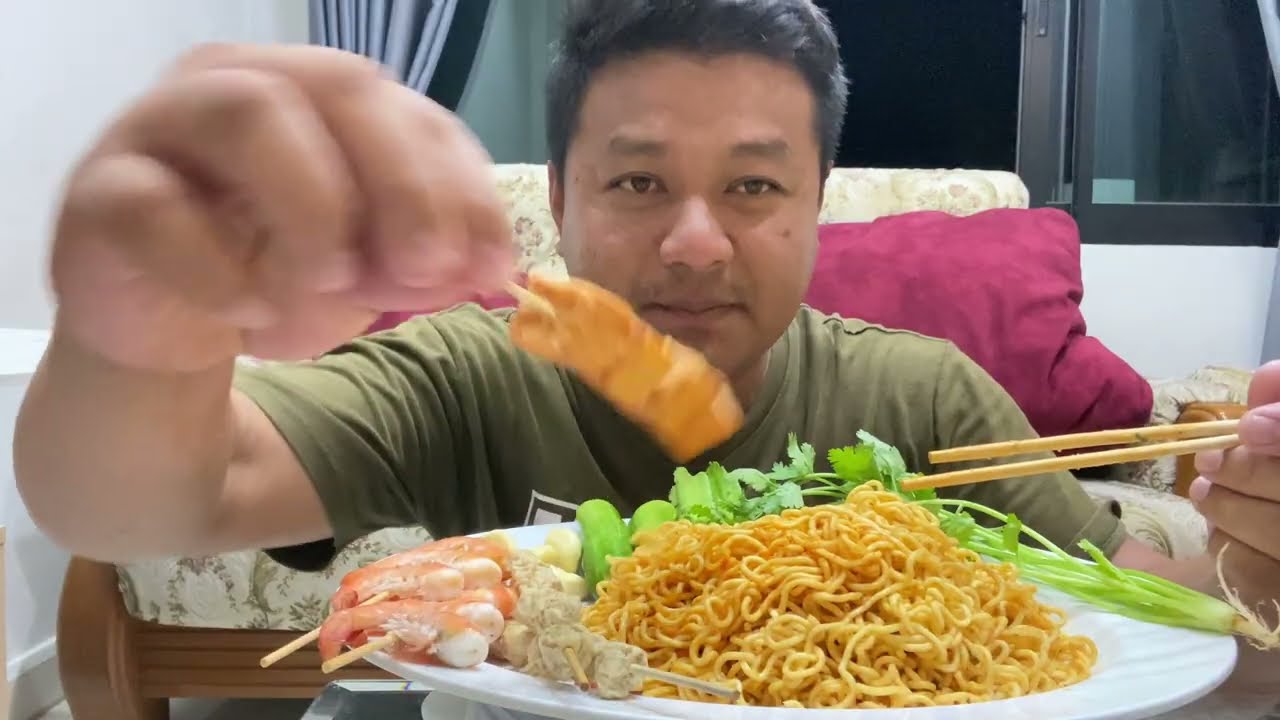 กินมาม่าแห้งรสเด็ด ￼