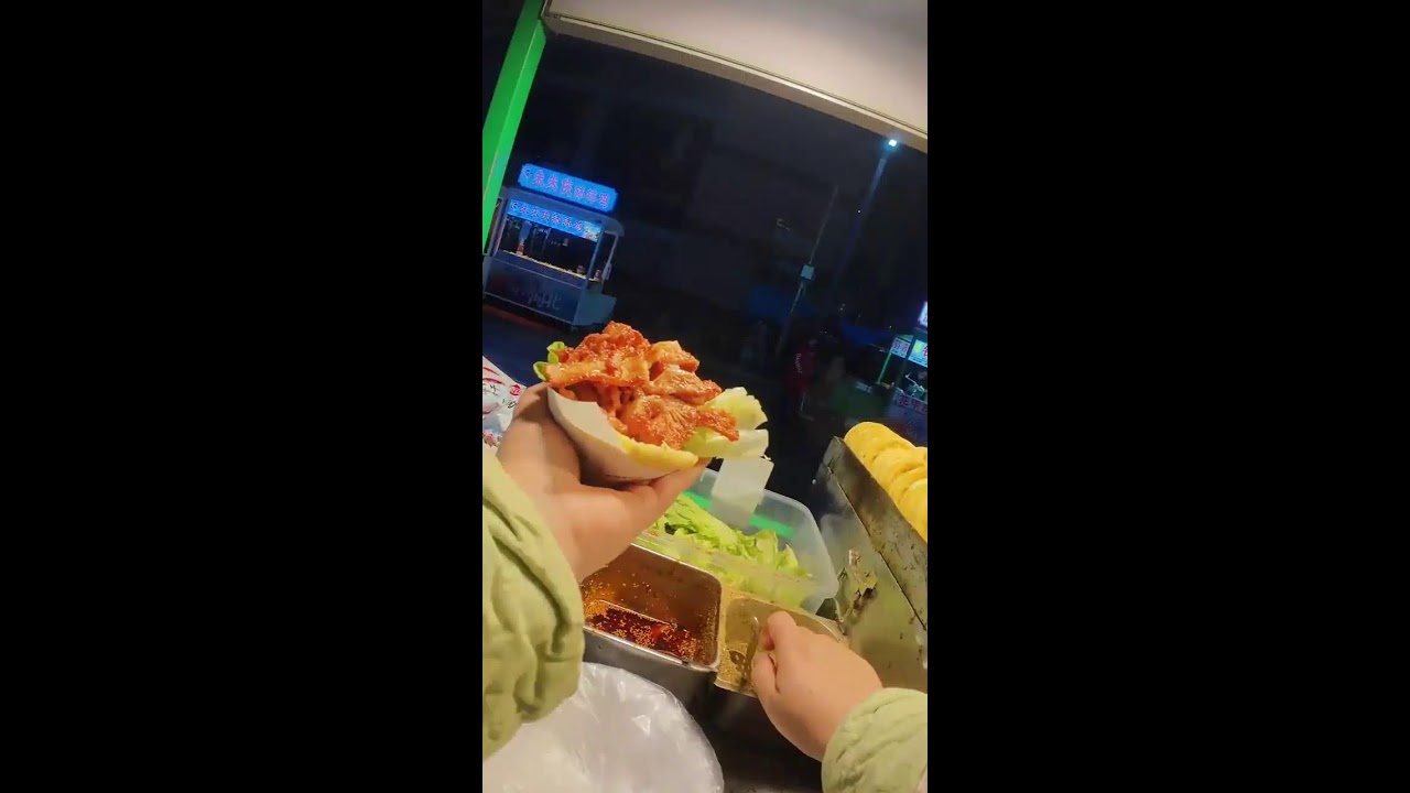 Live broadcast of street food specialties and fruit delicacies