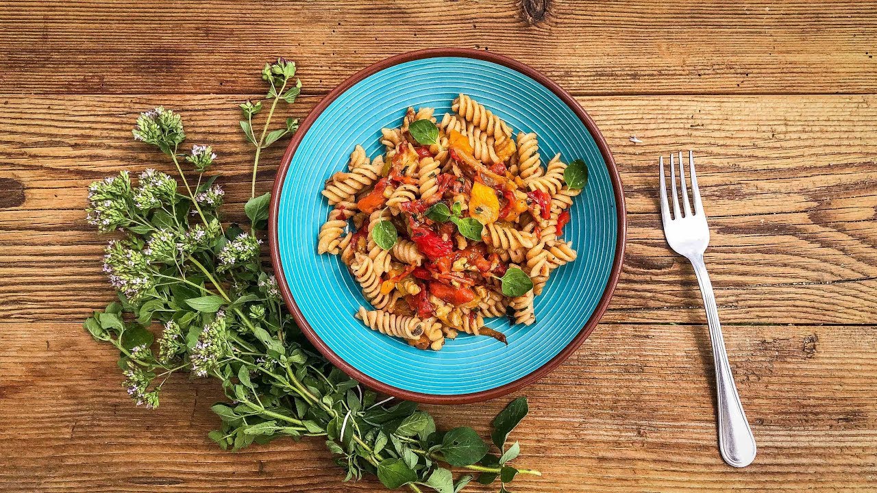 INSALATA DI PASTA ESTIVA con peperoni arrostiti, noci e erbe aromatiche | Davide Zambelli