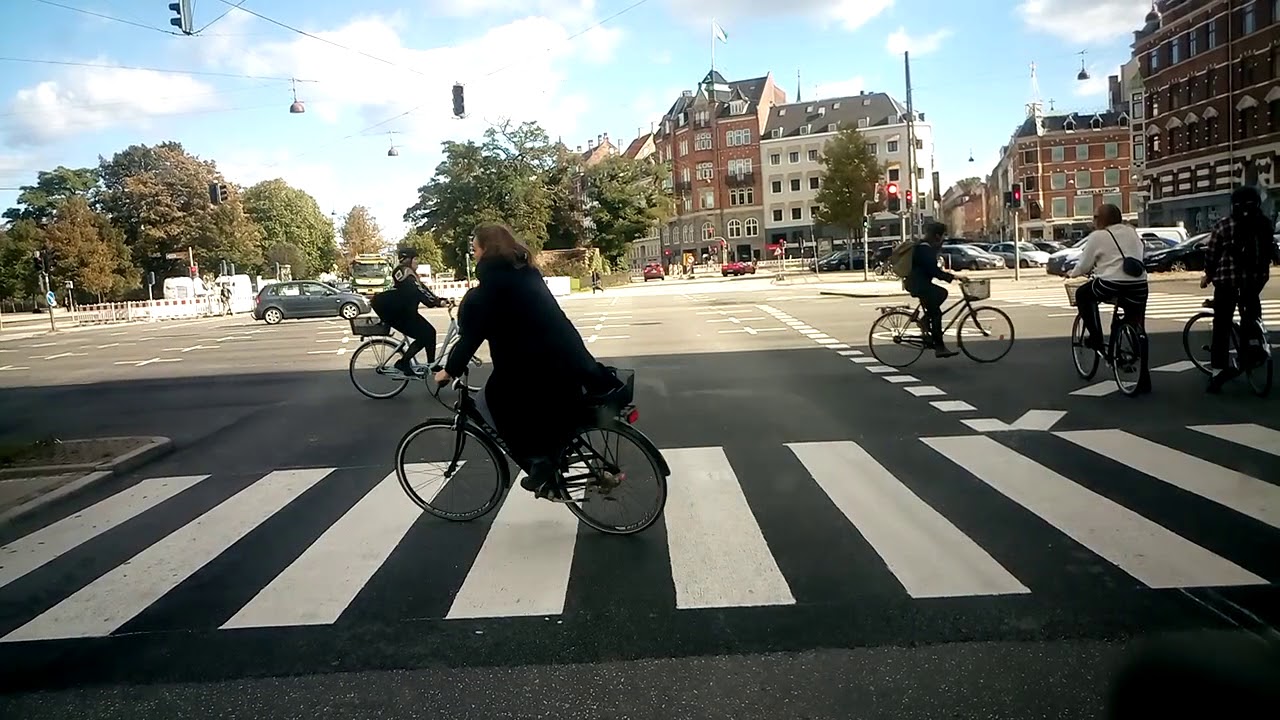 Cyklist til venstre for r&oslash;dt i venstre fodg&aelig;ngerfelt, Jarmers Plads