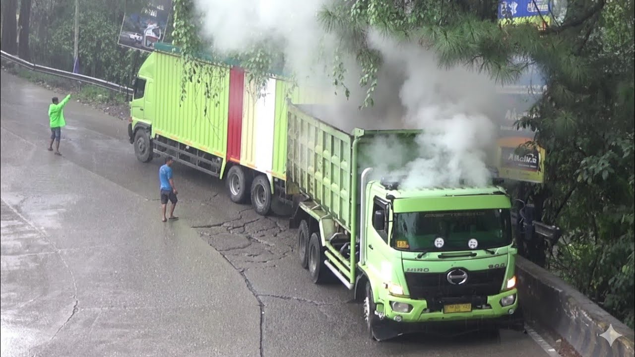 CUACA MEMBURUK !!! Menit Menit M3ng3rikan Truk Gagal Nanjak Nabrak Tembok Pembatas Sitinjau Lauik