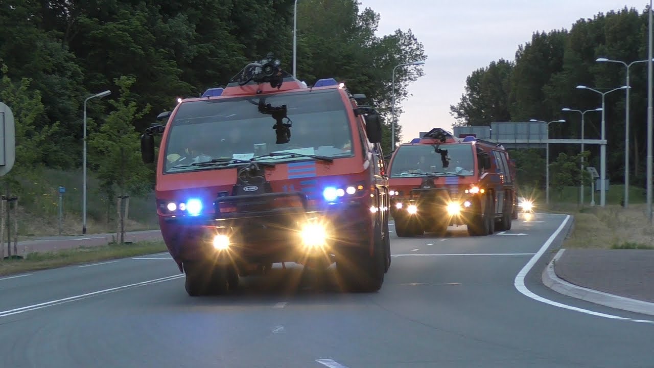 Crashtenders brandweer Schiphol met Politie begeleiding naar een Grote brand in Beverwijk