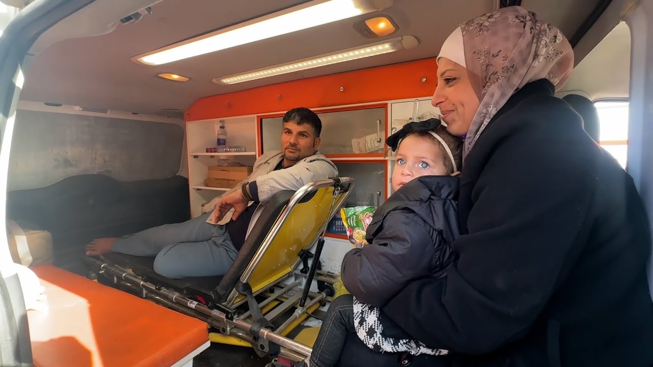 عدد محدود من المرضى والجرحى ومرافقيهم يتوجهون إلى معبر رفح البري للسفر من أجل العلاج خارج قطاع غزة