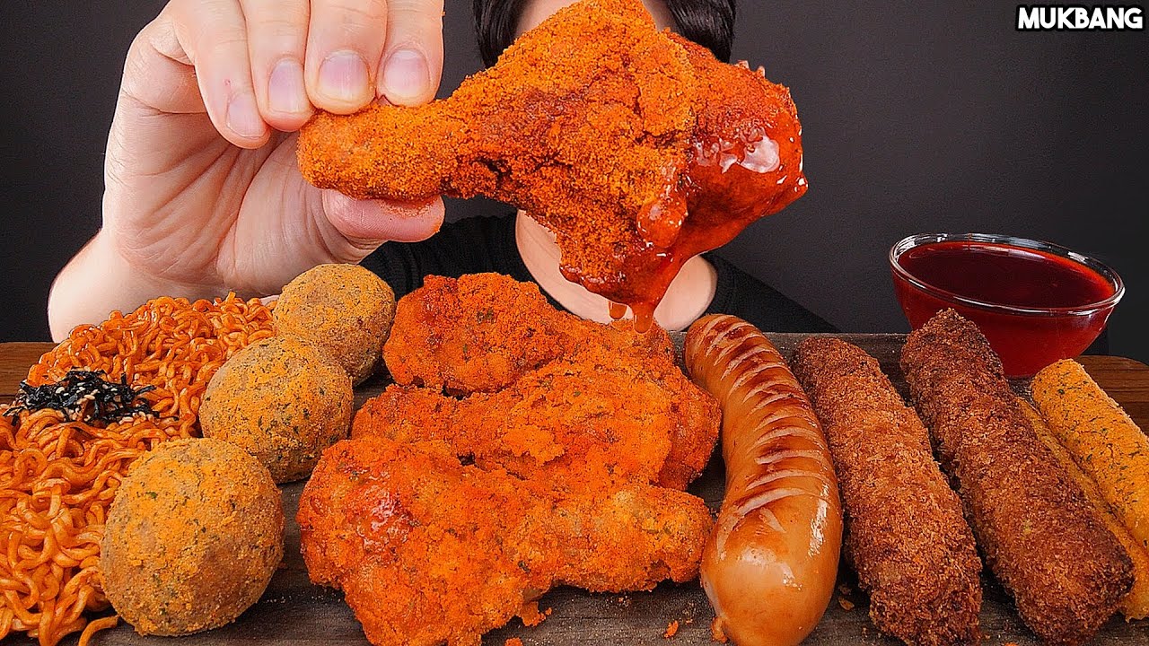 острая жареная курица с лапшой, колбаса SPICY BBURINKLE CHICKEN 🍗 FIRE NOODLES EATING ASMR MUKBANG