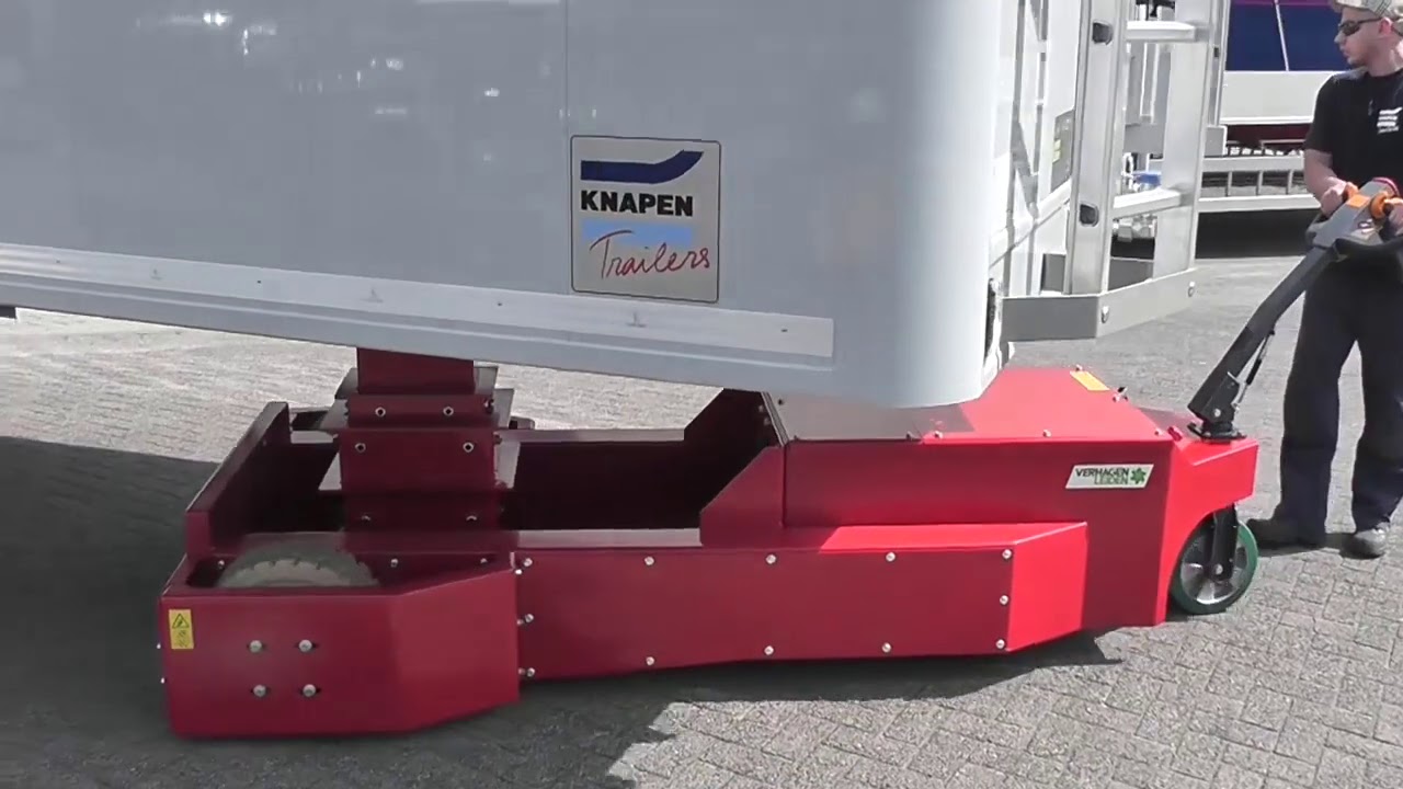V-Move XXL trailermover moving a semi-trailer by hand into a tight spot