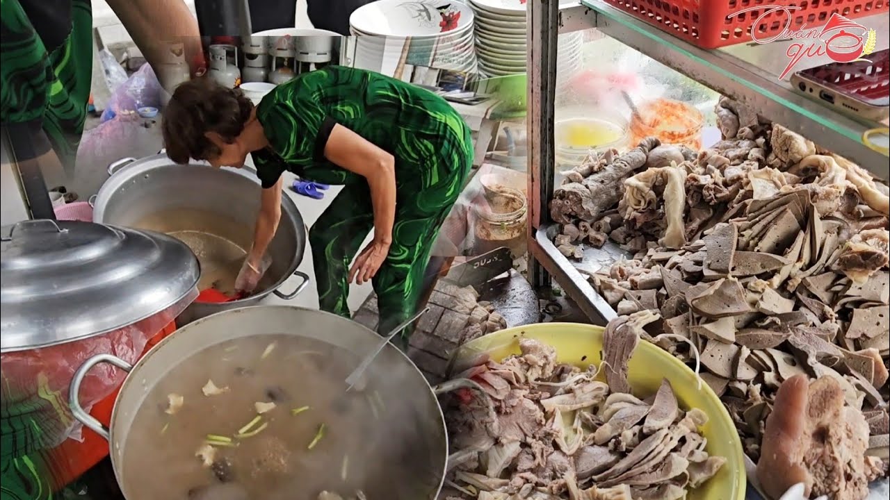 Quán cháo lòng 20k của đôi vợ chồng giá bán quá đắc một nồi khổng lồ hết trong tích tắc