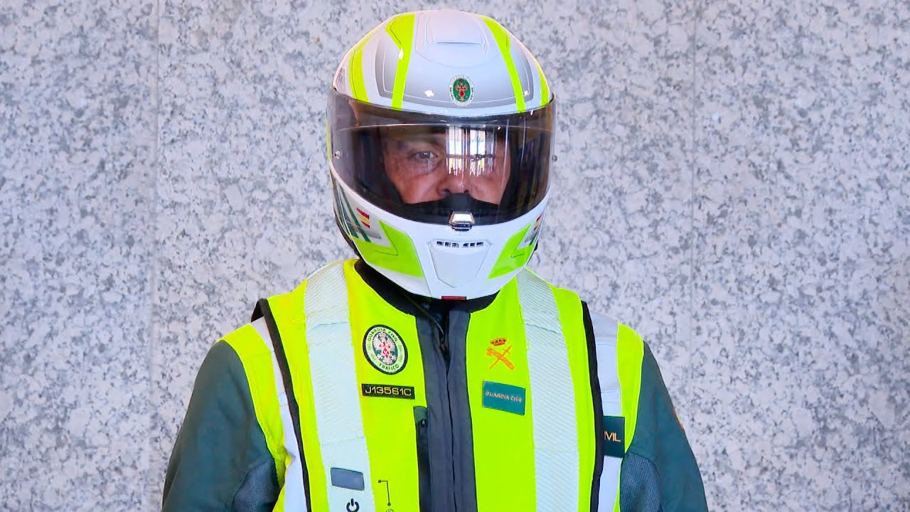 Los nuevos chalecos con airbag de la Guardia Civil de Tráfico