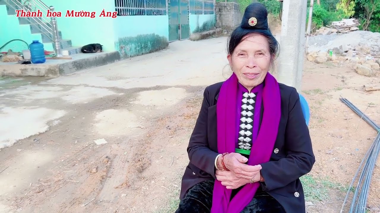 Tình cờ bà Biêng đi ăn cưới gái đến thăm thành hoa Mường Ảng rất vui