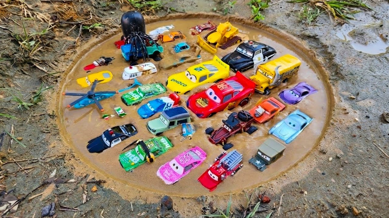Seru! Membersihkan Mainan Mobil Disney Pixar Cars, Lightning McQueen, Chick Hicks, Tow Mater, Guido