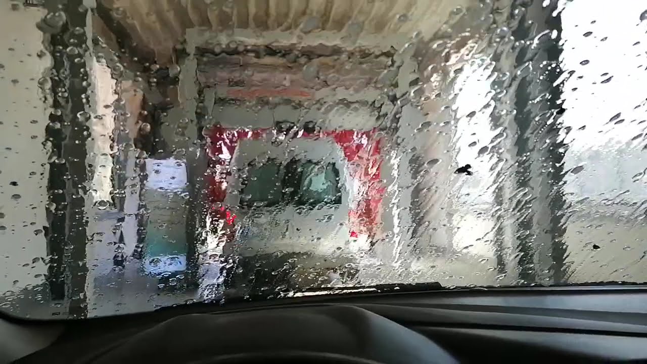 ich fahre durch eine waschanlage.