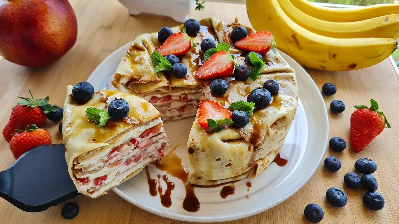 Tort de clătite cu cremă de brânză și căpșune