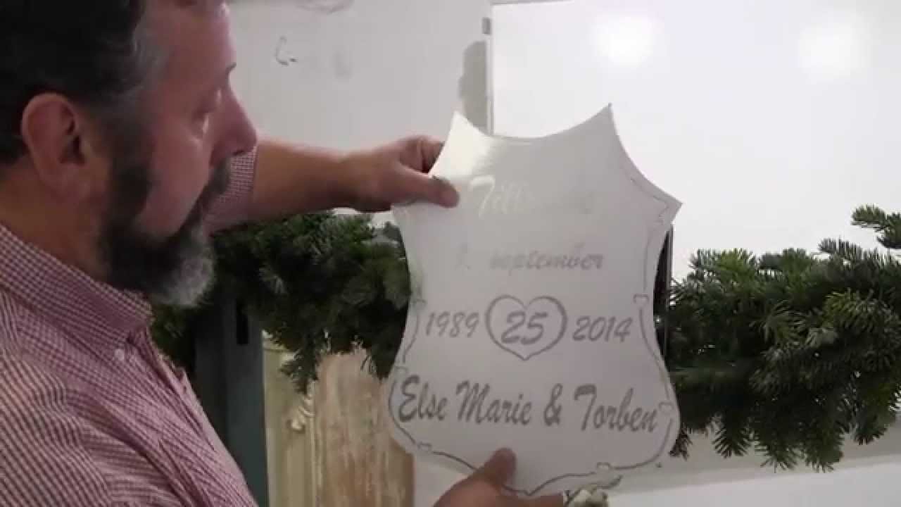 Hvordan monteres skilte og skjold på æresporte, guirlander og ranker?