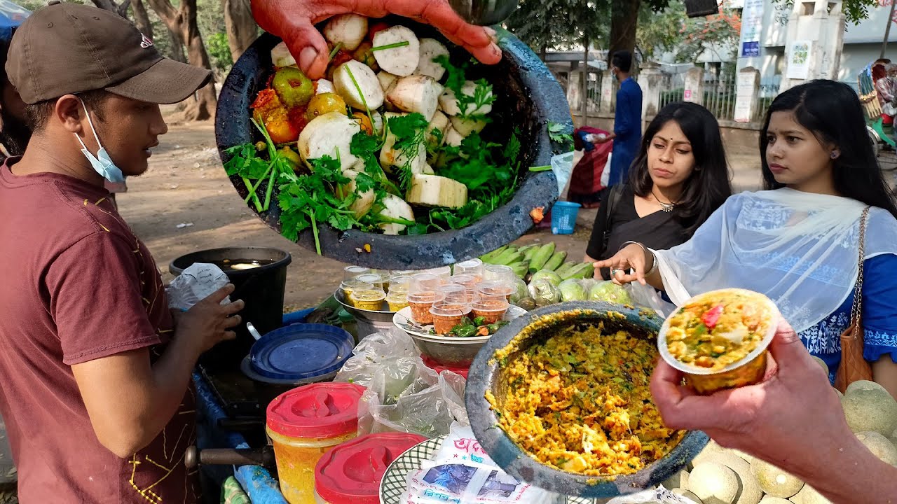 কাঁচা কলা ভর্তা | Kacha kola vorta spicy mix Voroi Tetul Makha | Dhaka Univercity Street Food