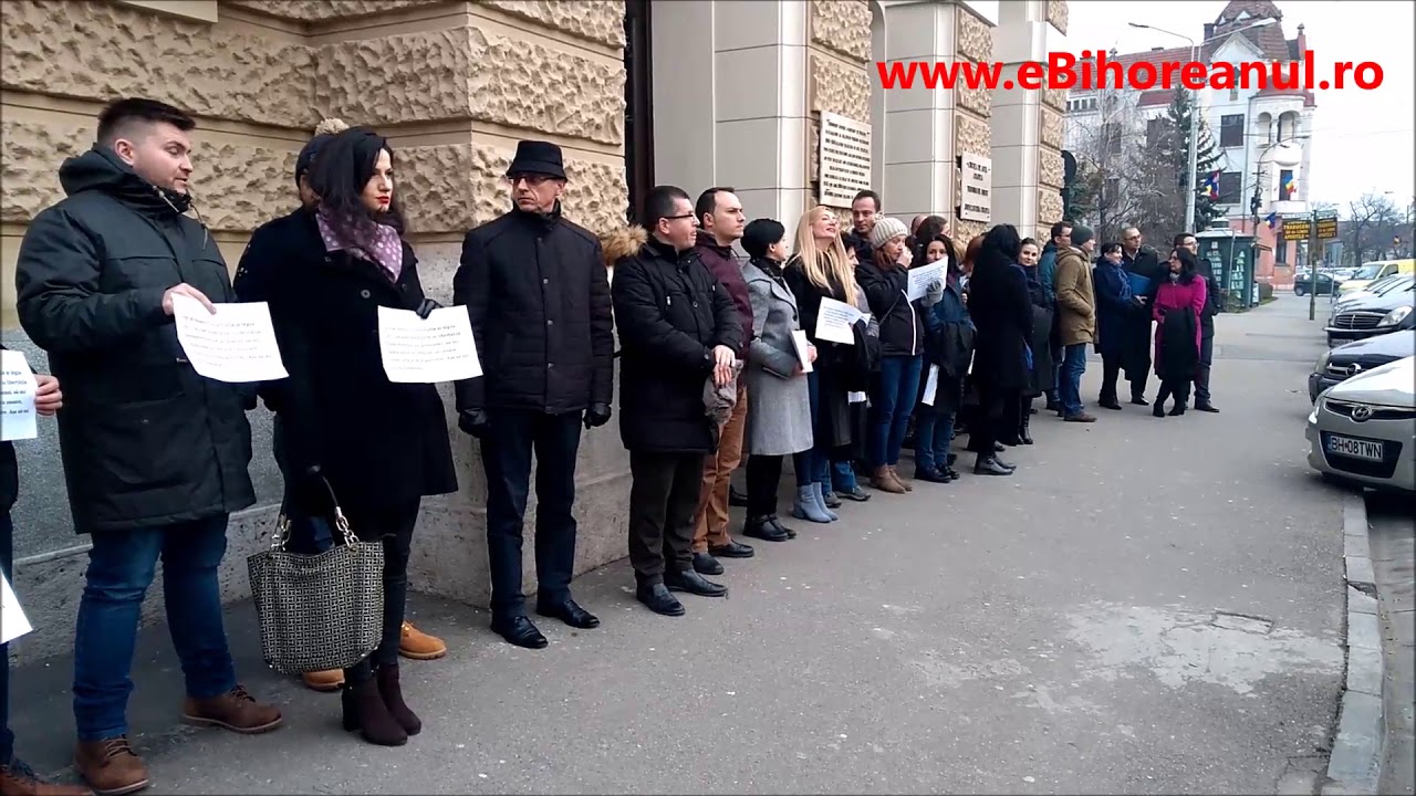 eBihoreanul.ro - Cu robele pe braţe: Judecătorii şi procurorii din Oradea au ieşit din nou &icirc;n stradă