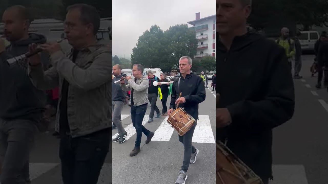 Haga eramaten gaiteroekin, ikurrina altxatzeko