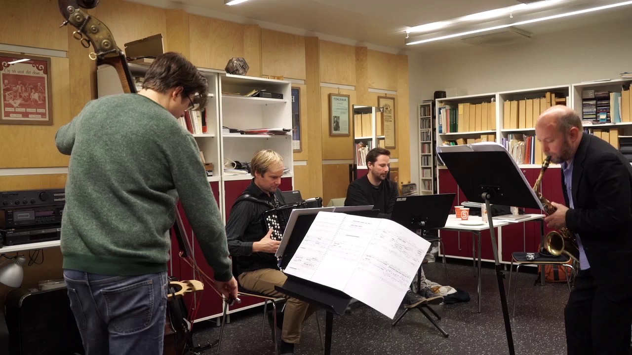 Poing spiller fra Saan av Jan Erik Mikalsen