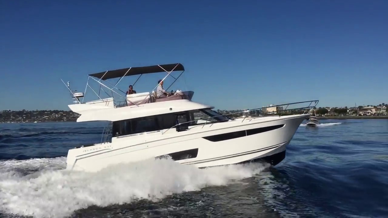 Velasco 43F powerboat video footage By: Ian Van Tuyl
