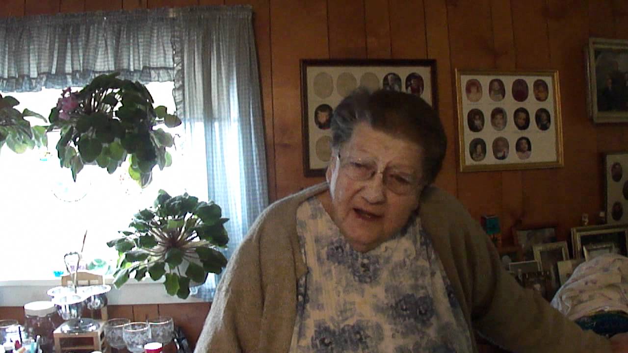 Grandma tells a dirty joke. (Bouder)