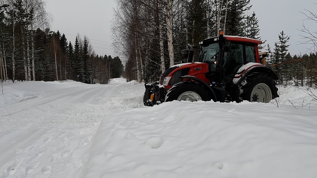 Valtra N123 едет по бездорожью в снегу