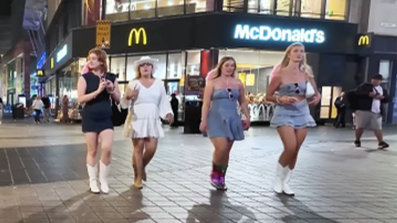 🇬🇧 Liverpool Night Street Adventure | Ladies’ Night Walk Tours During Grand National