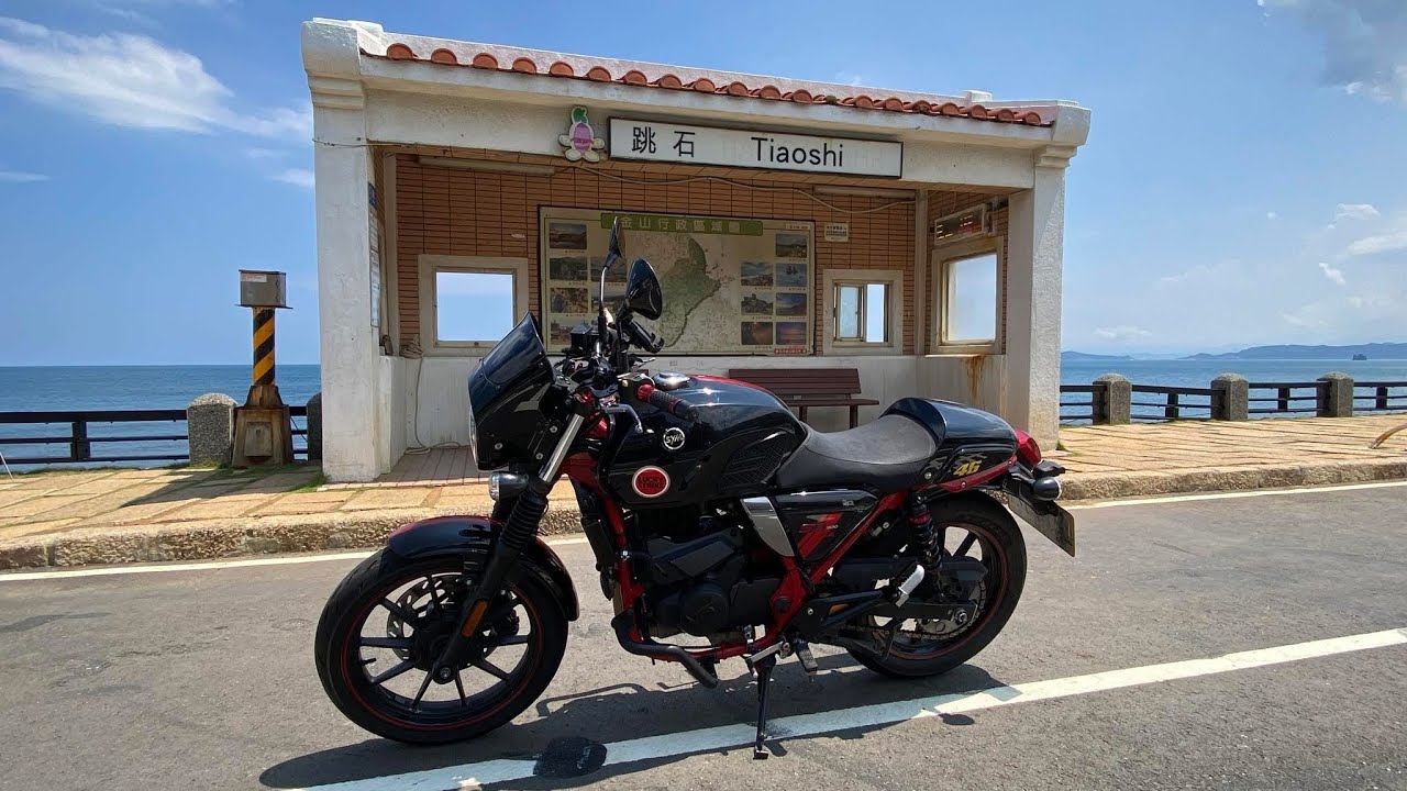 跳石公車站 台灣極北點 富貴角公園 SB300CR ABS版紅骨狼