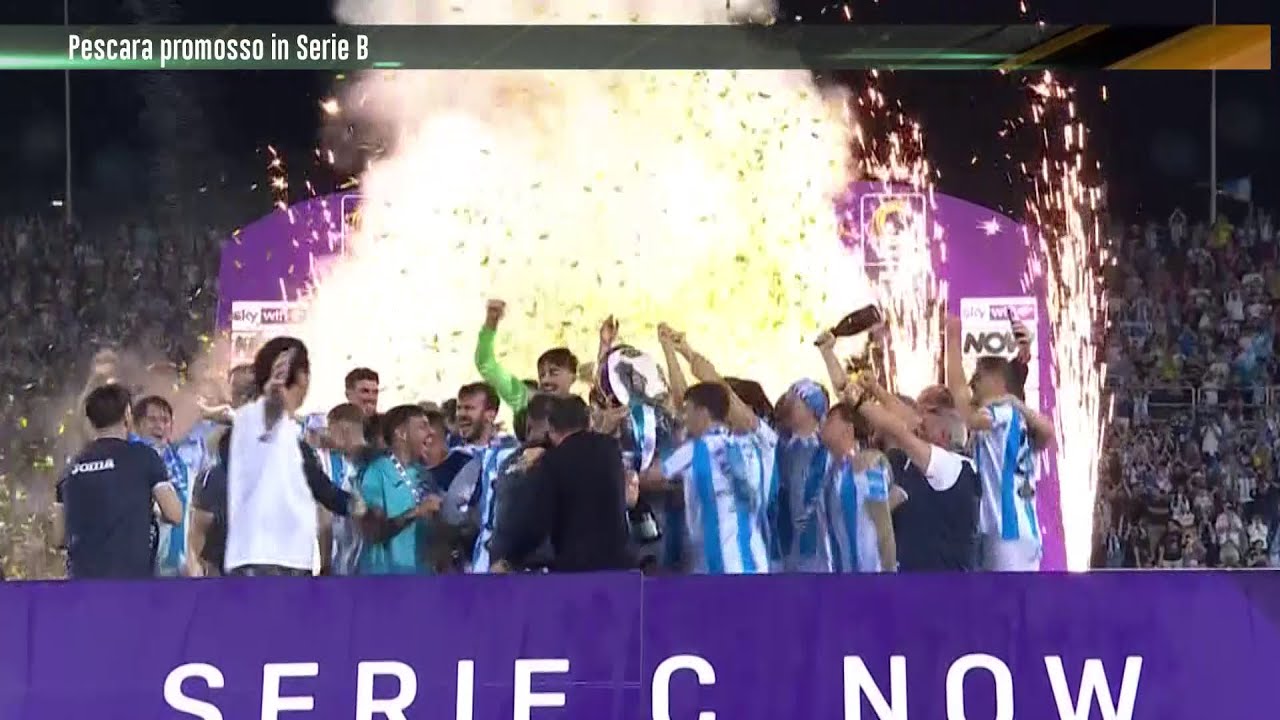 La premiazione del Pescara promosso in Serie B