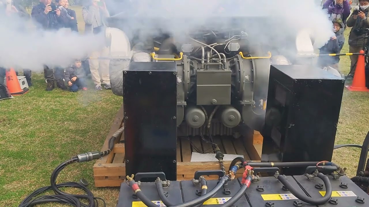 74式戦車のエンジン始動実演 ディーゼル 2ストローク 21500cc 10ZF22TW 720馬力 桂駐屯地 Engine start demonstration of Type 74 720hp