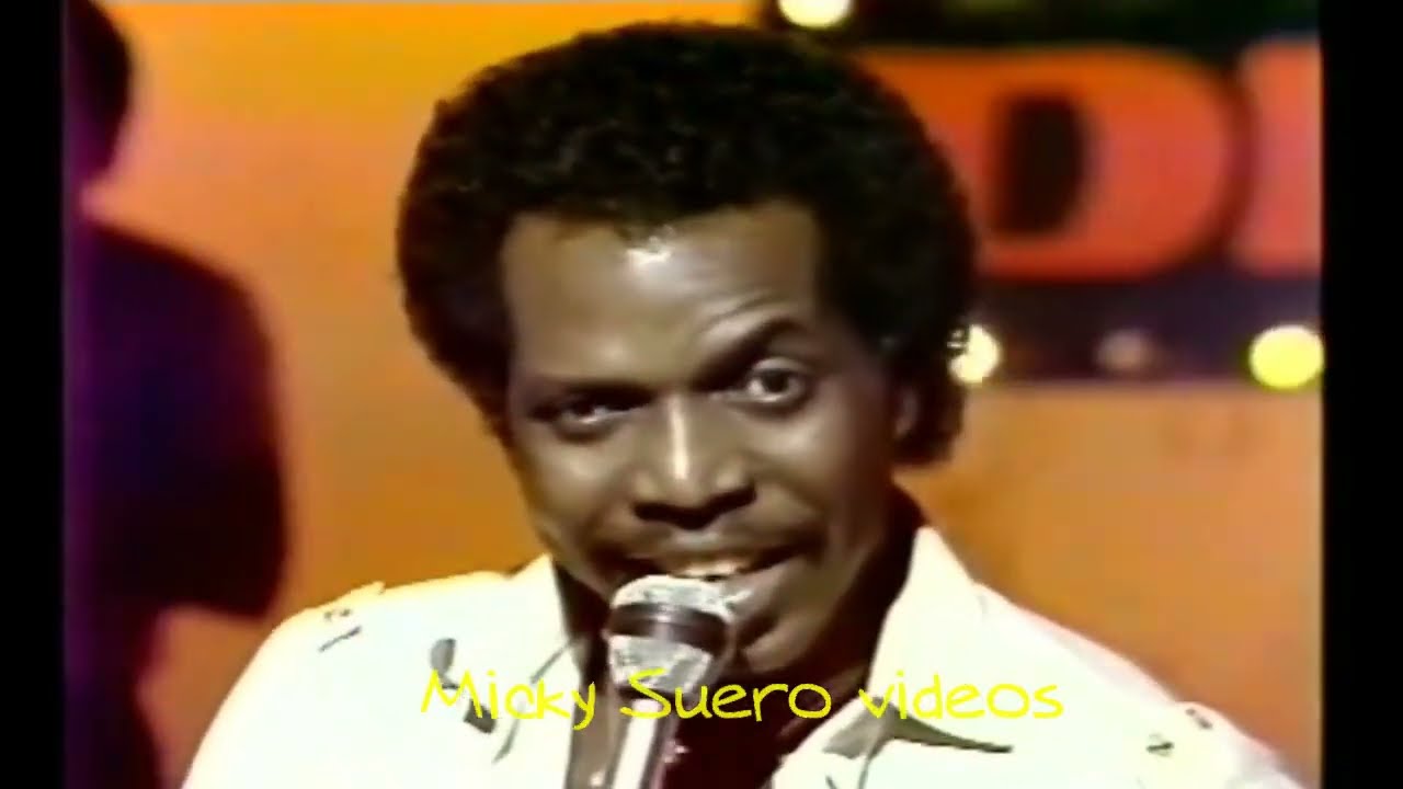 Anthony Rios le hace un cuento a Johnny ventura , luego Orlando penn, interpreta el tema Mi Viejo