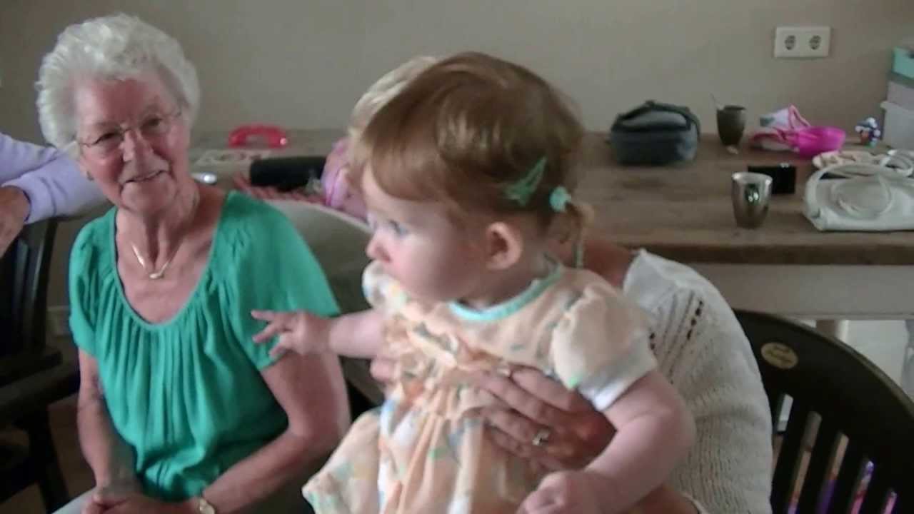 Zingen voor Julia's eerste verjaardag!