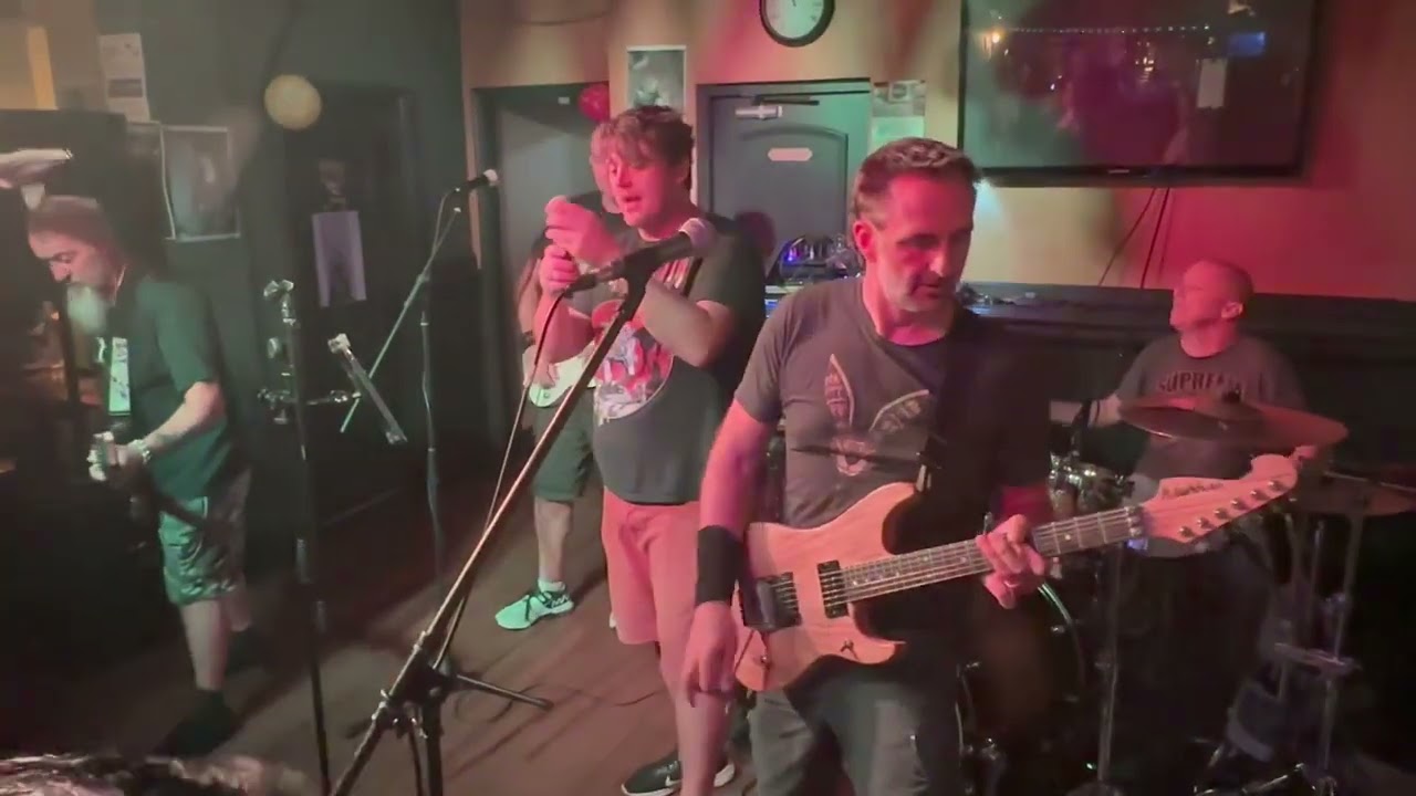 One in Ten Live @ The Arden Inn Accrington - Guns n Roses - Night train